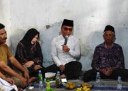 Gus Miftah saat berkunjung ke rumah Ahmad Zuhdi di Desa Cangkring B, Kecamatan Karanganyar, Kabupaten Demak, Jawa Tengah, Sabtu (19/7/2025).(KOMPAS.COM/NUR ZAIDI)
