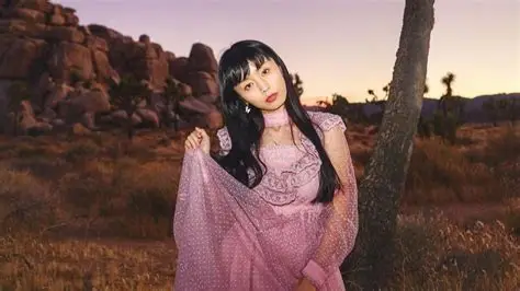 Foto Marica Hase – Artis Jepang yang Go Internasional