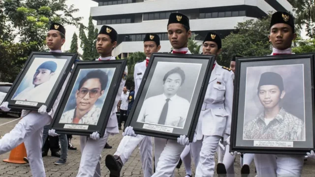 Dokumentasi - Mahasiswa dengan foto empat orang korban tragedi Mei mengikuti Peringatan 18 Tahun Tragedi 12 Mei 1998 di Universitas Trisakti, Grogol, Jakarta. ANTARA FOTO/M Agung Rajasa/ama/pri.
