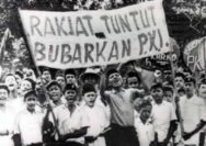 Kronologi G30S/PKI 1965, kisah lengkap fakta sejarah, versi resmi Orde Baru, dan kontroversi yang masih jadi perdebatan hingga kini.