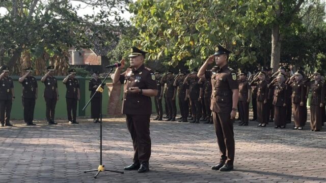 Peringati Harlah Kejaksaan ke-81, Kejari Blora Tabur Bunga di TMP Wira Bhakti: “Hadir untuk Bermanfaat bagi Masyarakat”